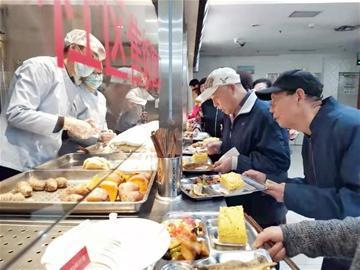 智慧养老飞入寻常百姓家！青岛市北有137处居家养老服务站(图1)